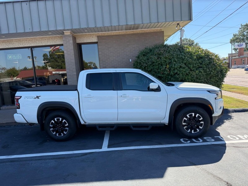 Nissan Frontier Vehicle Full-screen Gallery Image 2