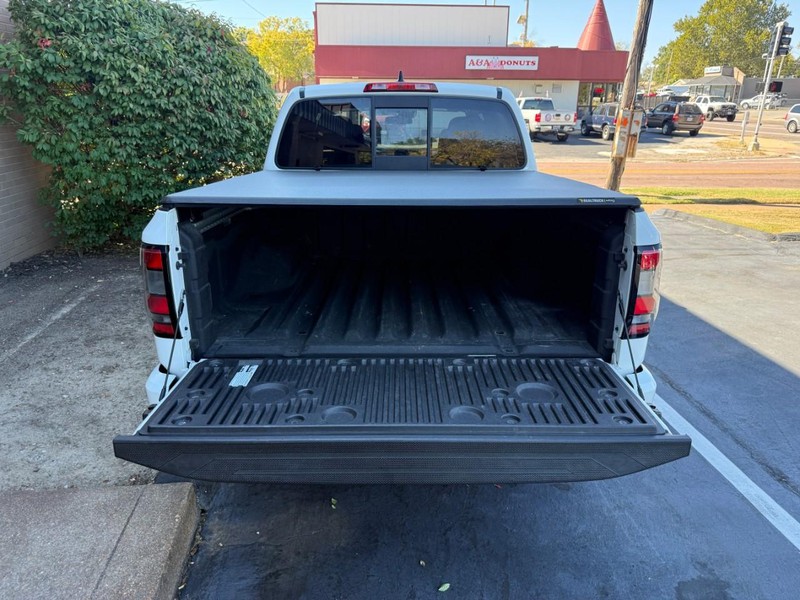 Nissan Frontier Vehicle Full-screen Gallery Image 6