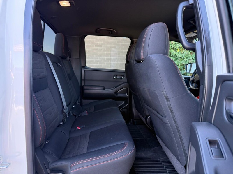 Nissan Frontier Vehicle Full-screen Gallery Image 9