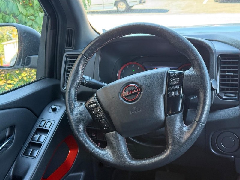 Nissan Frontier Vehicle Full-screen Gallery Image 11
