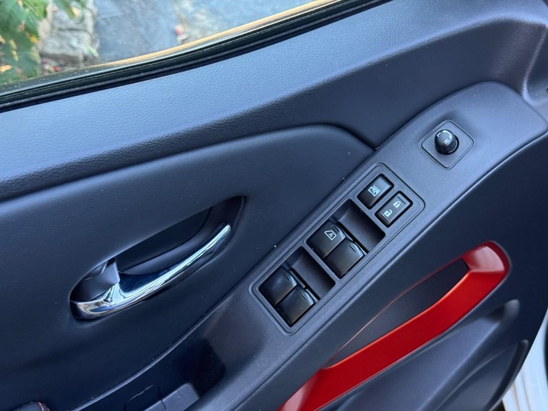 Nissan Frontier Vehicle Full-screen Gallery Image 14
