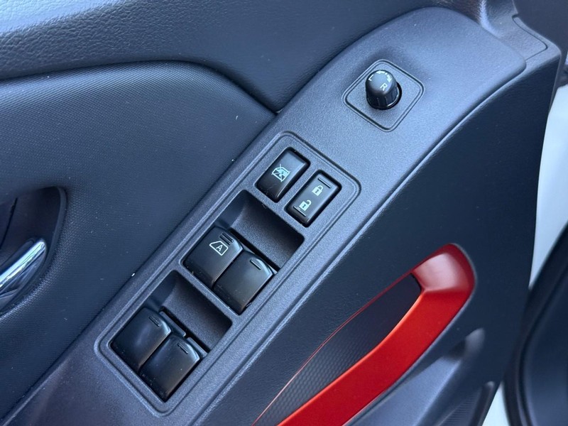 Nissan Frontier Vehicle Full-screen Gallery Image 15
