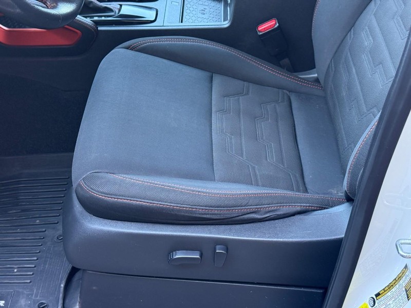 Nissan Frontier Vehicle Full-screen Gallery Image 16