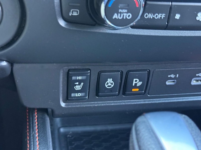 Nissan Frontier Vehicle Full-screen Gallery Image 21