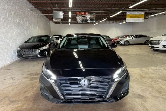 Nissan Altima Vehicle Full-screen Gallery Image 02