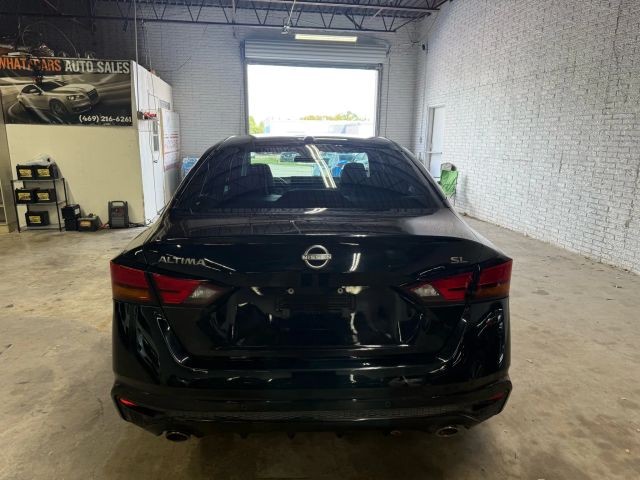 Nissan Altima Vehicle Full-screen Gallery Image 03