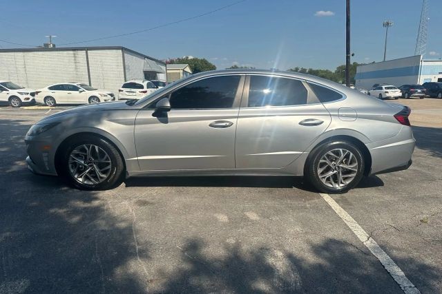 Hyundai Sonata Vehicle Full-screen Gallery Image 02