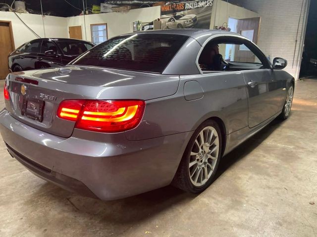 BMW 3 Series Vehicle Full-screen Gallery Image 03