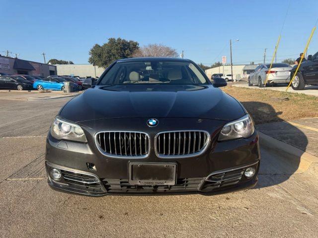 BMW 5 Series Vehicle Full-screen Gallery Image 03