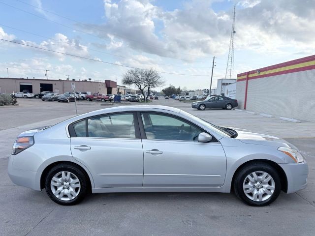 Nissan Altima Sedan Vehicle Full-screen Gallery Image 02