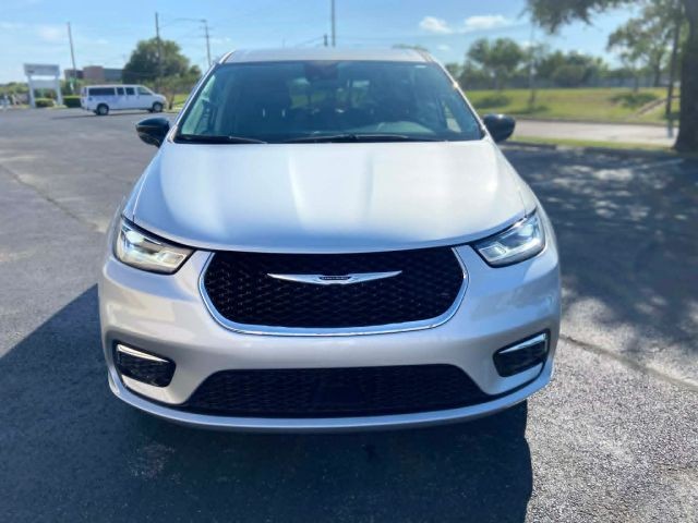 Chrysler Pacifica Vehicle Full-screen Gallery Image 02