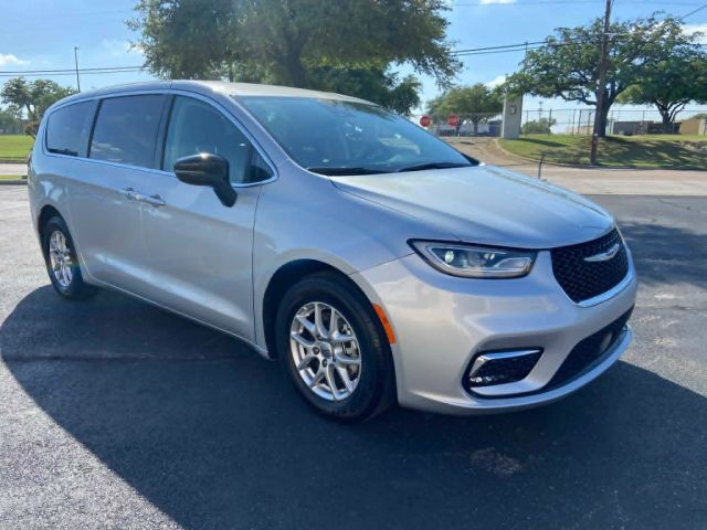 Chrysler Pacifica Vehicle Full-screen Gallery Image 03