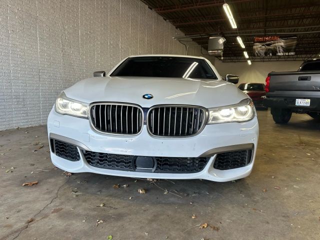 BMW 7 Series Vehicle Full-screen Gallery Image 02