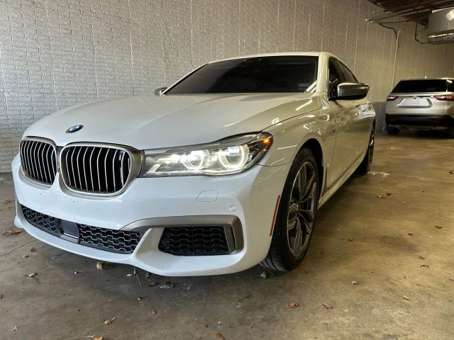 BMW 7 Series Vehicle Full-screen Gallery Image 03