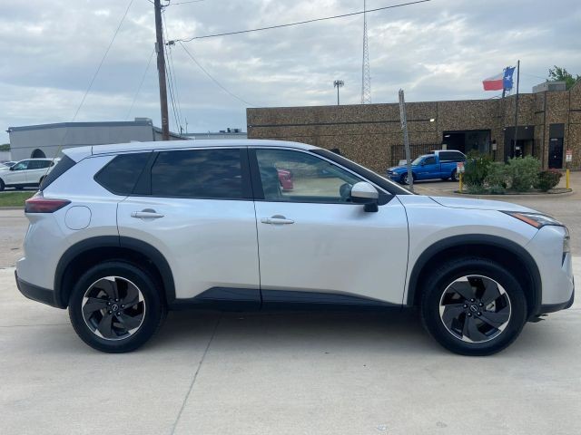 Nissan Rogue Vehicle Full-screen Gallery Image 02