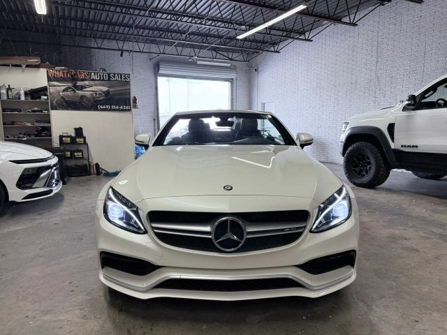 Mercedes-Benz C-Class Vehicle Full-screen Gallery Image 02