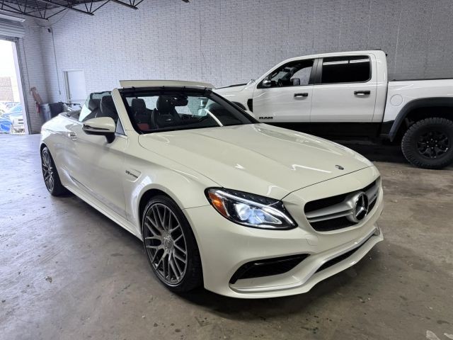 Mercedes-Benz C-Class Vehicle Full-screen Gallery Image 03