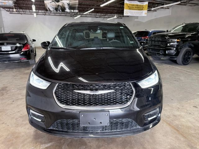 Chrysler Pacifica Vehicle Full-screen Gallery Image 02