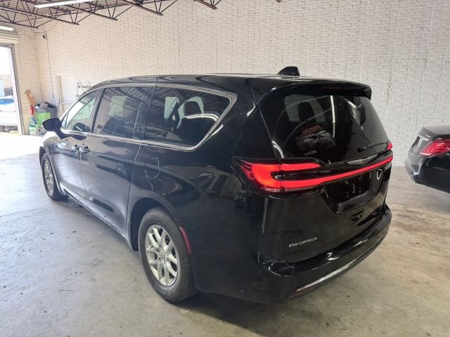 Chrysler Pacifica Vehicle Full-screen Gallery Image 03