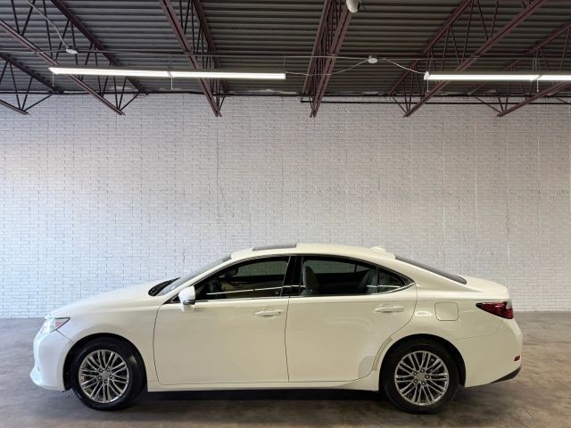 Lexus ES 350 Vehicle Full-screen Gallery Image 03