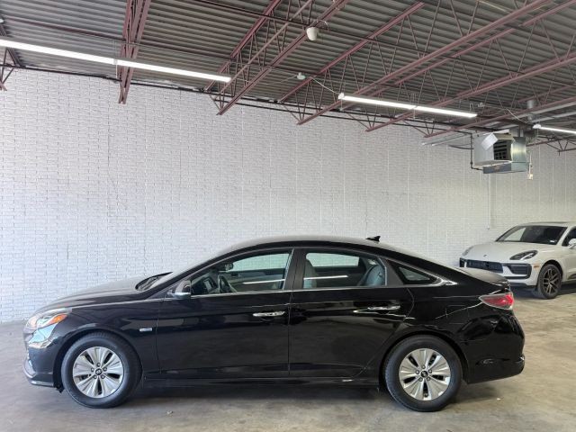 Hyundai Sonata Hybrid Vehicle Full-screen Gallery Image 02