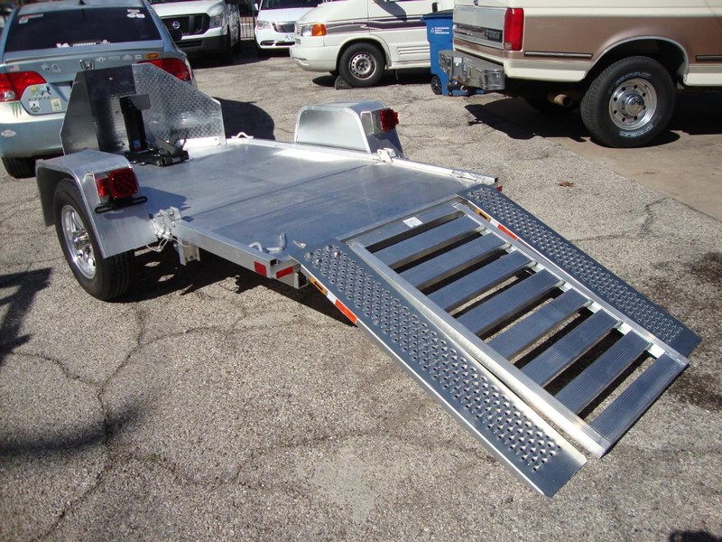 Aluma MC1F Vehicle Full-screen Gallery Image 04