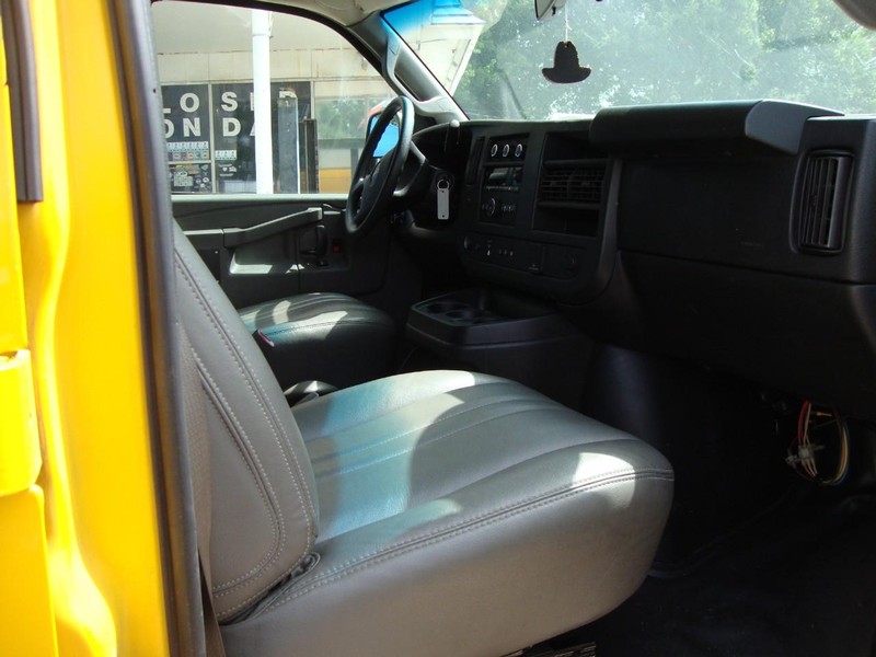 GMC Savana 2500 Vehicle Full-screen Gallery Image 14