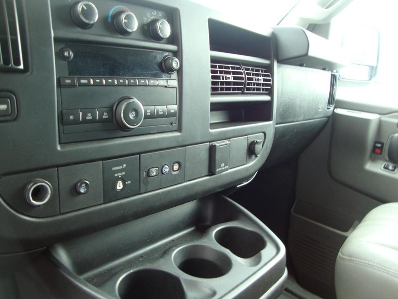 GMC Savana 2500 Vehicle Full-screen Gallery Image 15