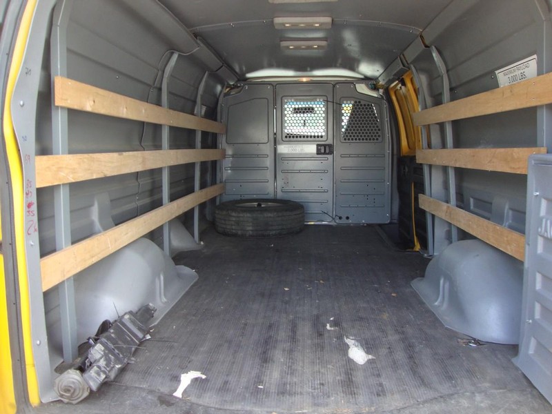 GMC Savana 2500 Vehicle Full-screen Gallery Image 18
