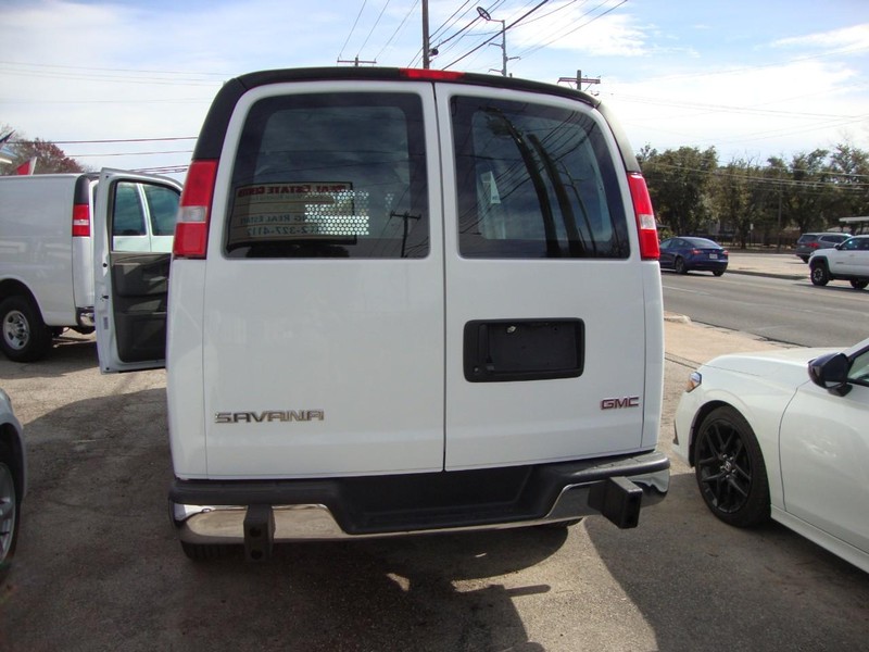 GMC Savana Cargo Van Vehicle Full-screen Gallery Image 03