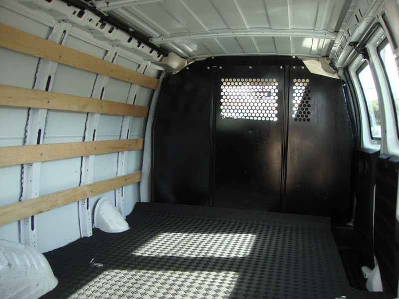 GMC Savana Cargo Van Vehicle Full-screen Gallery Image 04