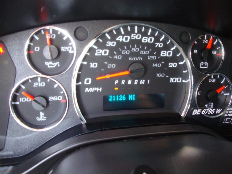 GMC Savana Cargo Van Vehicle Full-screen Gallery Image 05