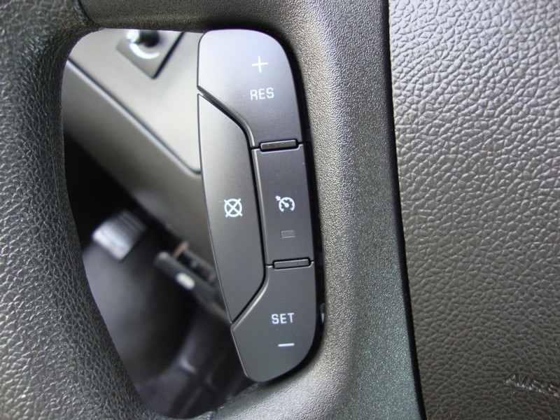 GMC Savana Cargo Van Vehicle Full-screen Gallery Image 06