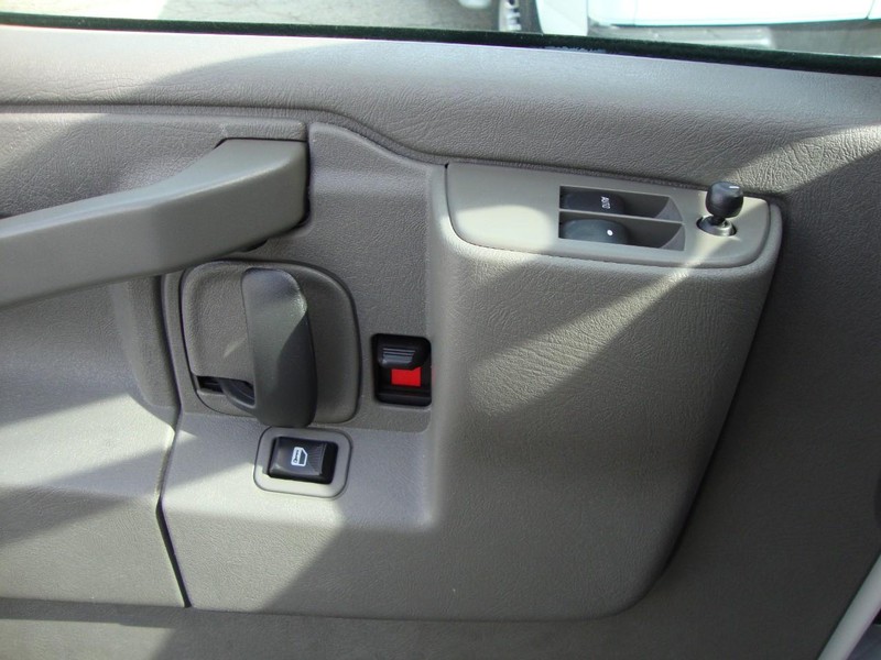 GMC Savana Cargo Van Vehicle Full-screen Gallery Image 08