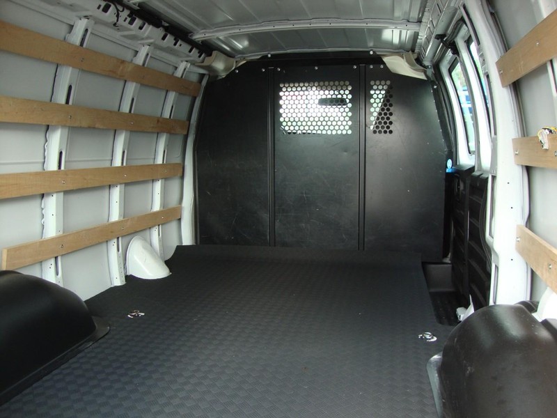 GMC Savana 2500 Vehicle Full-screen Gallery Image 04