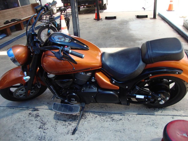 Suzuki C90 BOULEVARD Vehicle Full-screen Gallery Image 02