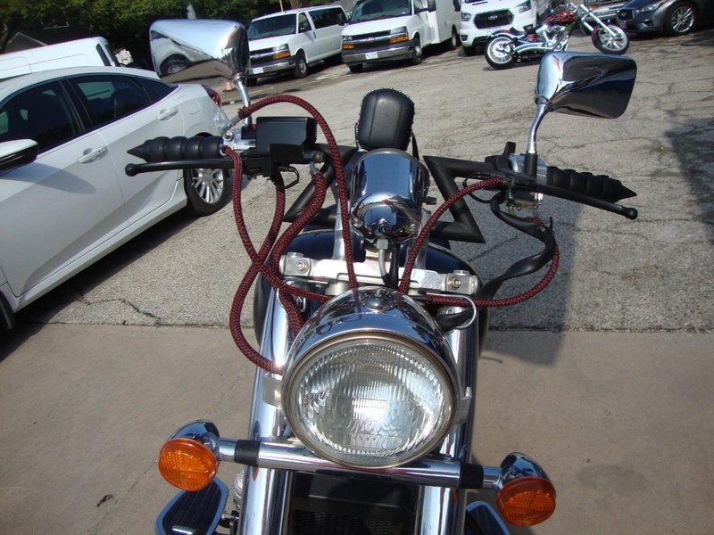Honda SHADOW 1100 Vehicle Full-screen Gallery Image 02