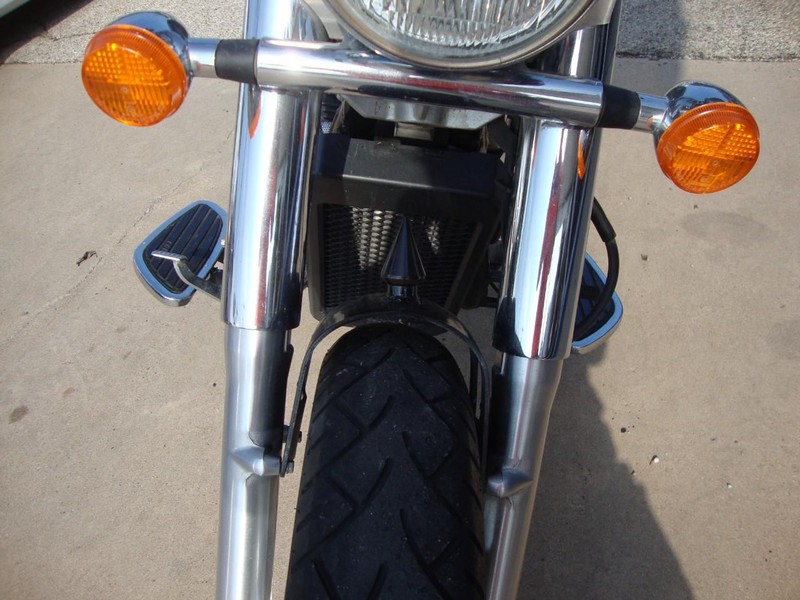 Honda SHADOW 1100 Vehicle Full-screen Gallery Image 03