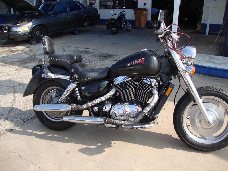 Honda SHADOW 1100 Vehicle Full-screen Gallery Image 06