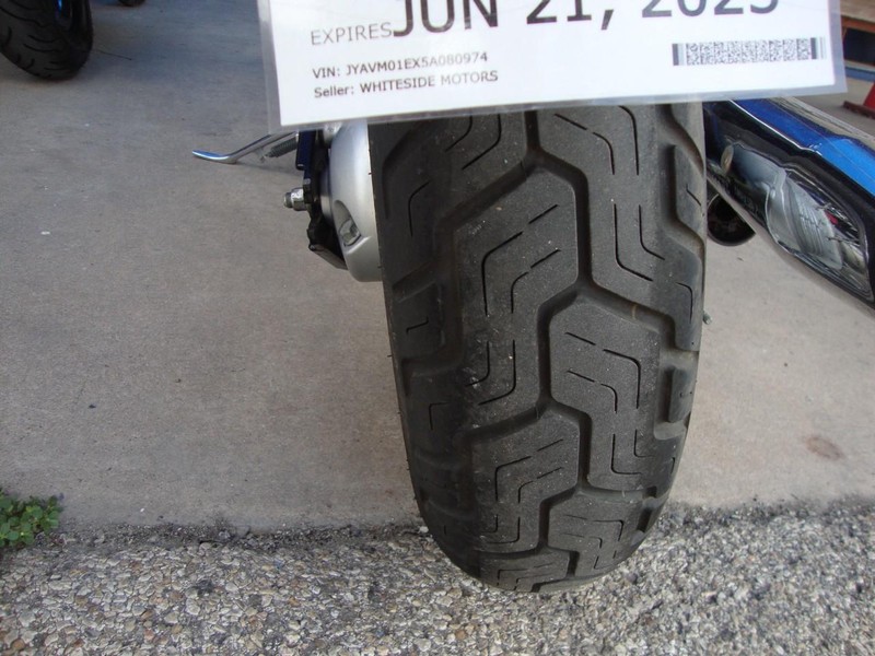 Yamaha V-STAR 650 Vehicle Full-screen Gallery Image 03