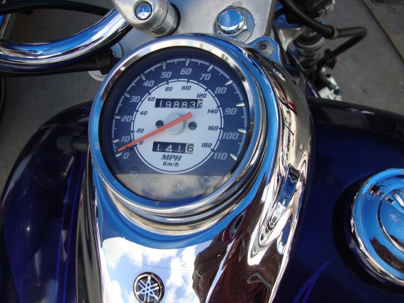 Yamaha V-STAR 650 Vehicle Full-screen Gallery Image 04