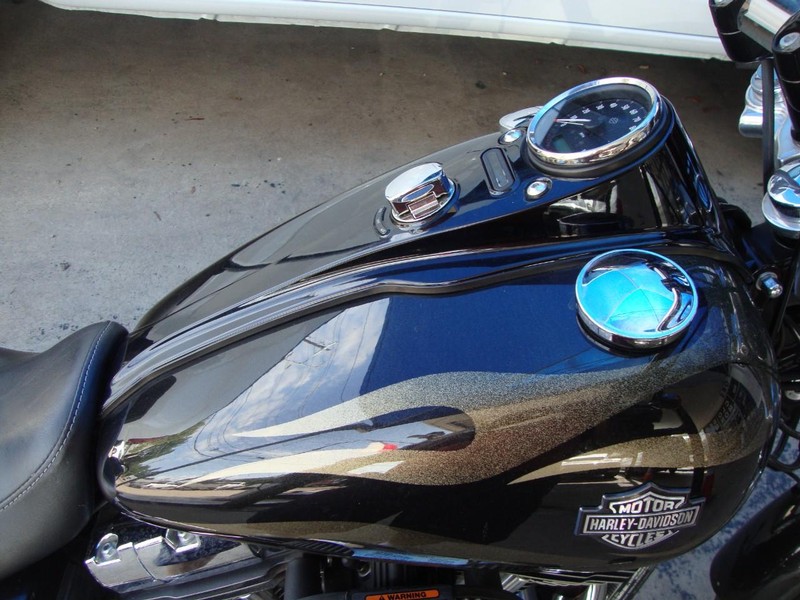 Harley-Davidson WIDE GLIDE Vehicle Full-screen Gallery Image 02