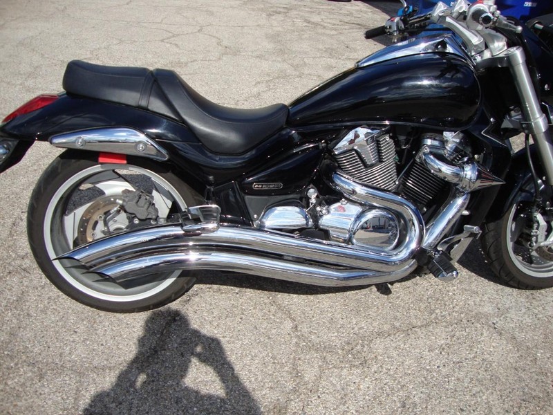 Suzuki M109R Vehicle Full-screen Gallery Image 02