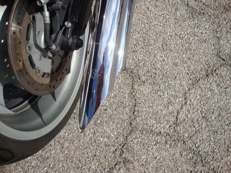 Suzuki M109R Vehicle Full-screen Gallery Image 03