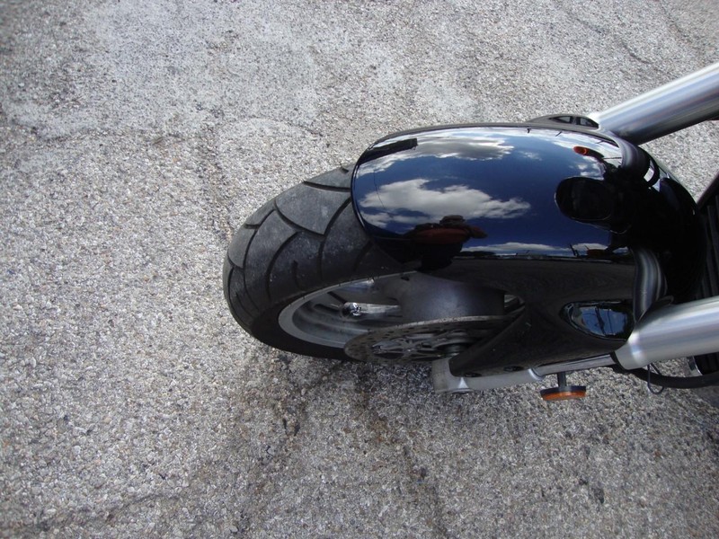 Suzuki M109R Vehicle Full-screen Gallery Image 08