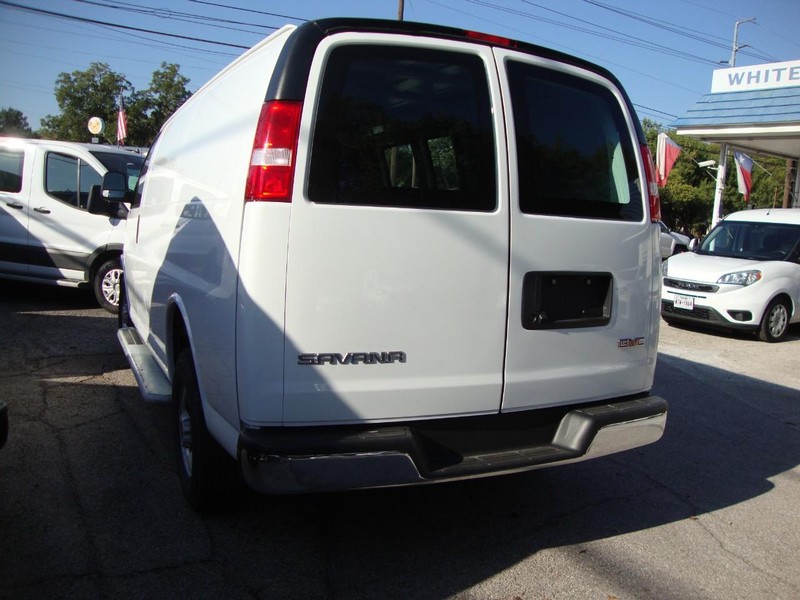 GMC Savana Cargo Van Vehicle Full-screen Gallery Image 03