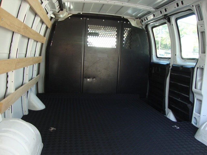 GMC Savana Cargo Van Vehicle Full-screen Gallery Image 04