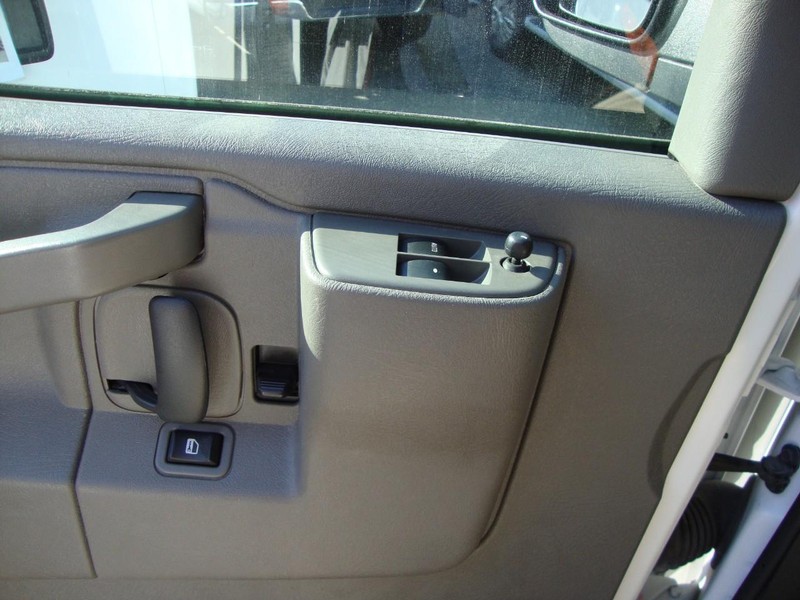 GMC Savana Cargo Van Vehicle Full-screen Gallery Image 07