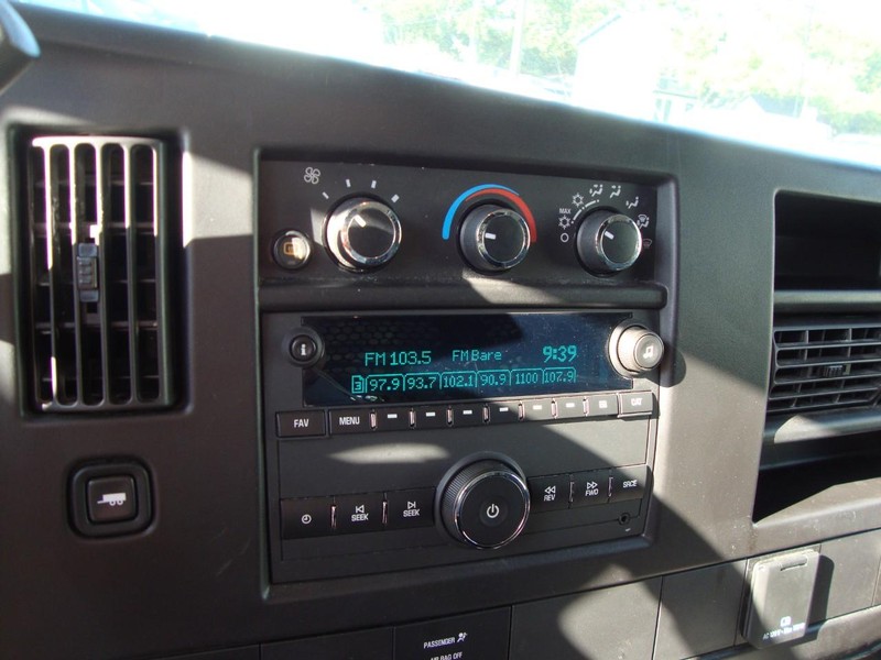 GMC Savana Cargo Van Vehicle Full-screen Gallery Image 09