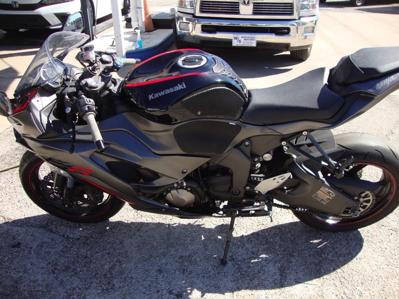 Kawasaki ZX6R NINJA Vehicle Full-screen Gallery Image 04